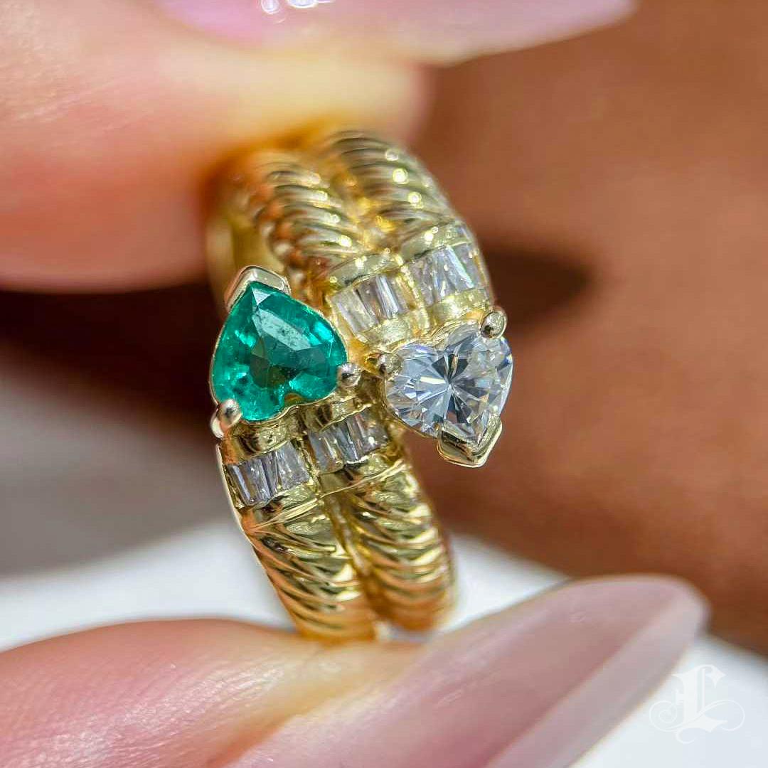 Women's 【Énigma】Heart to Heart 18K Gold Baguette Diamond & Emerald Heart Ring For Sale
