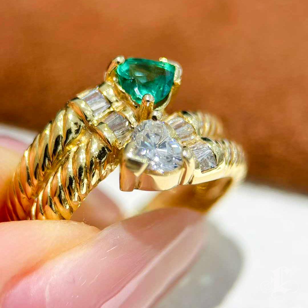 【Énigma】Heart to Heart 18K Gold Baguette Diamond & Emerald Heart Ring For Sale 1