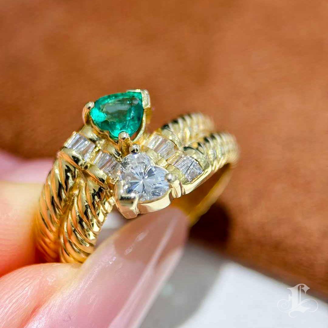 【Énigma】Heart to Heart 18K Gold Baguette Diamond & Emerald Heart Ring For Sale 2