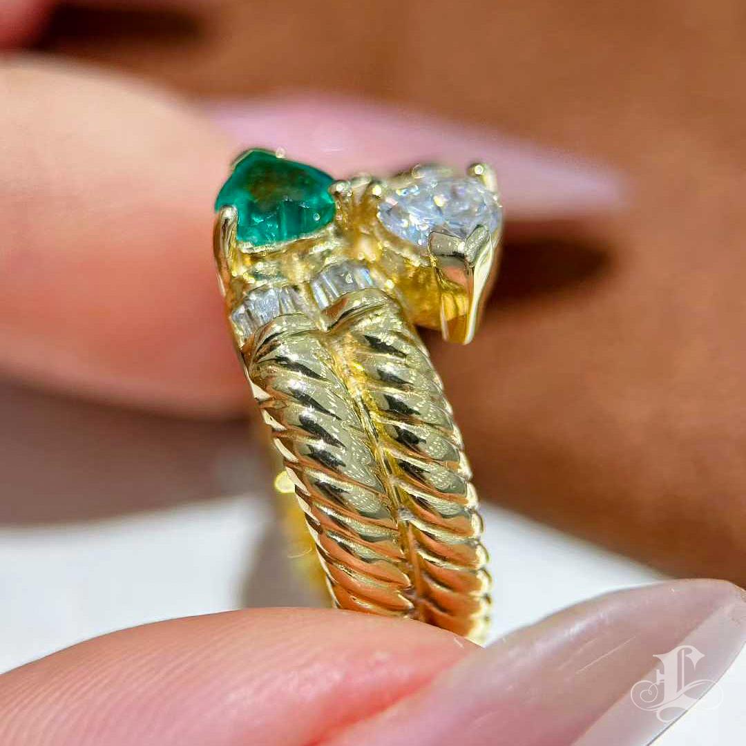 【Énigma】Heart to Heart 18K Gold Baguette Diamond & Emerald Heart Ring For Sale 3