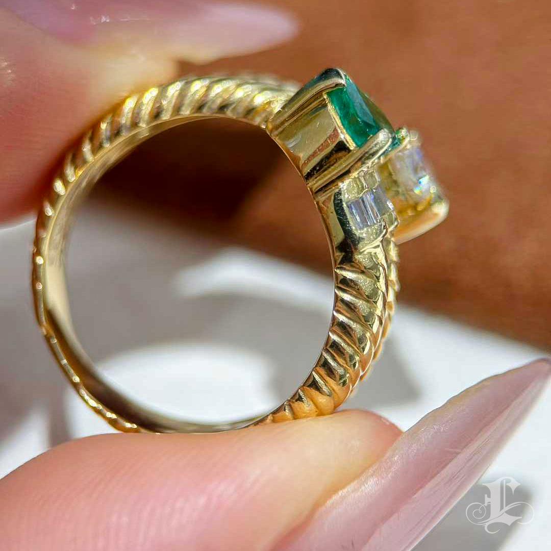 【Énigma】Heart to Heart 18K Gold Baguette Diamond & Emerald Heart Ring For Sale 4