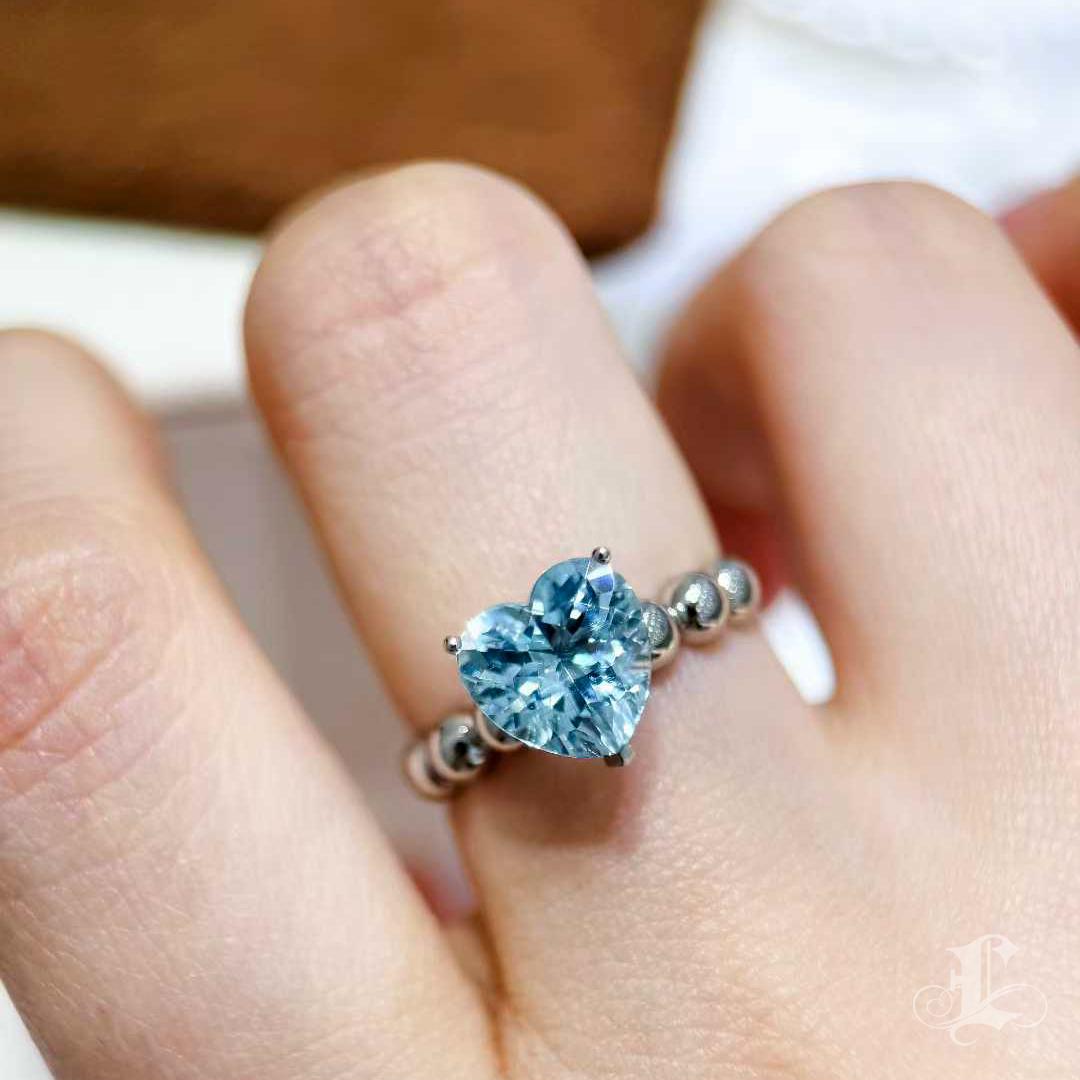 Taille cœur 【Énigma】Heart's Ocean Bague en or blanc 18 carats avec aigue-marine taillée en cœur de 2,6ct en vente