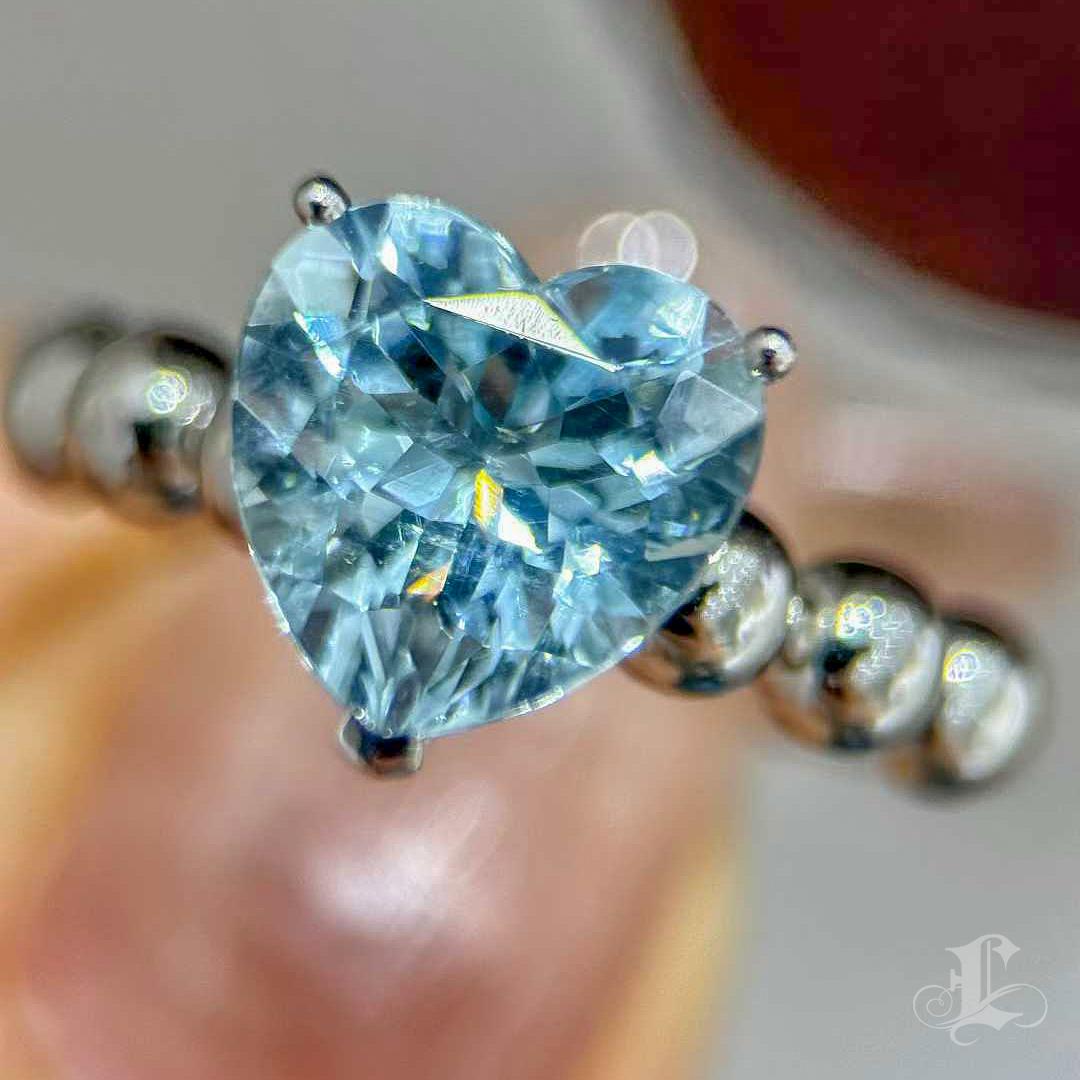 【Énigma】Heart's Ocean Bague en or blanc 18 carats avec aigue-marine taillée en cœur de 2,6ct Neuf - En vente à New York, NY