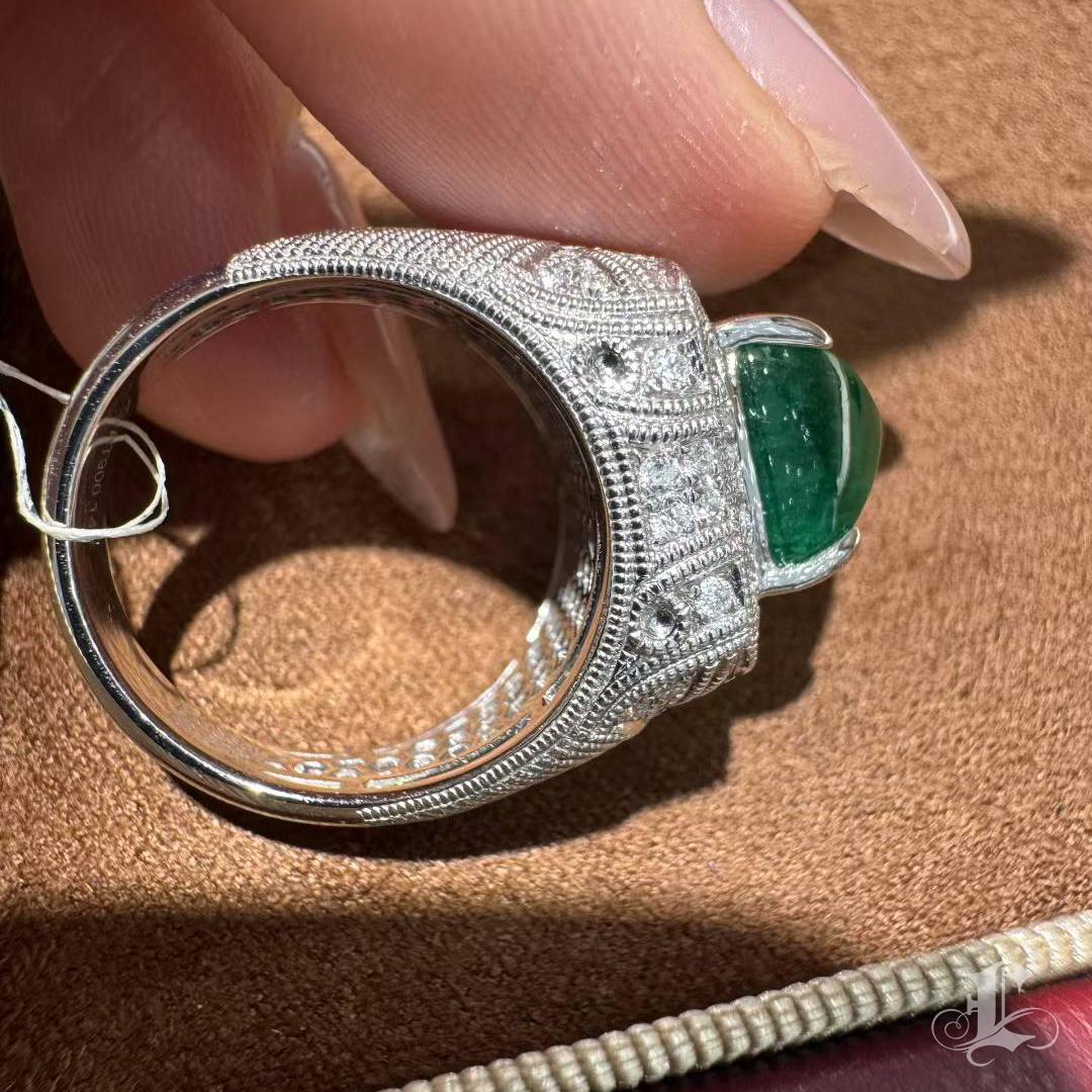 Anello a cupola con smeraldo a cuscino da 4,53 ct in vendita 5