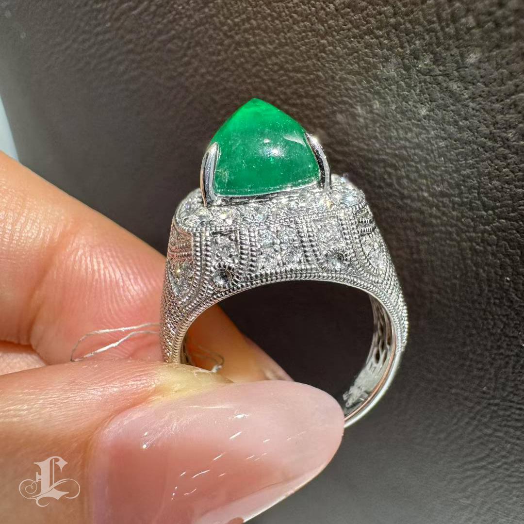 Anello a cupola con smeraldo a cuscino da 4,53 ct in vendita 6