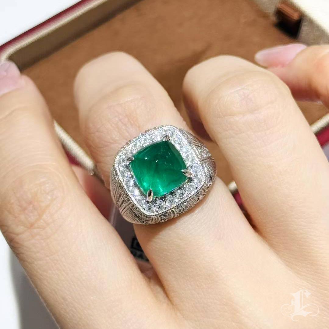 Taglio cuscino Anello a cupola con smeraldo a cuscino da 4,53 ct in vendita