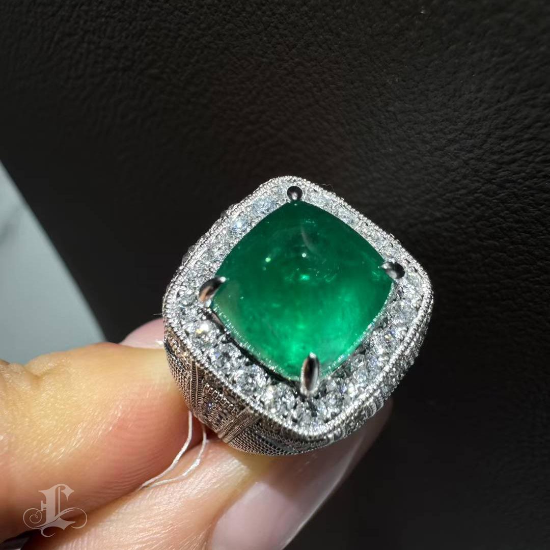 Anello a cupola con smeraldo a cuscino da 4,53 ct In condizioni Nuovo in vendita a New York, NY