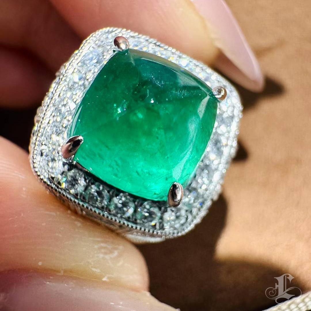 Donna Anello a cupola con smeraldo a cuscino da 4,53 ct in vendita