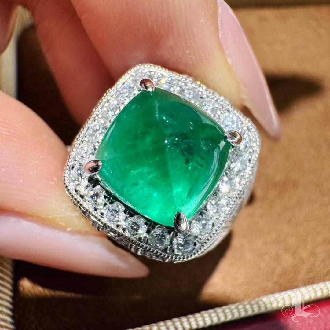Anello a cupola con smeraldo a cuscino da 4,53 ct in vendita 1