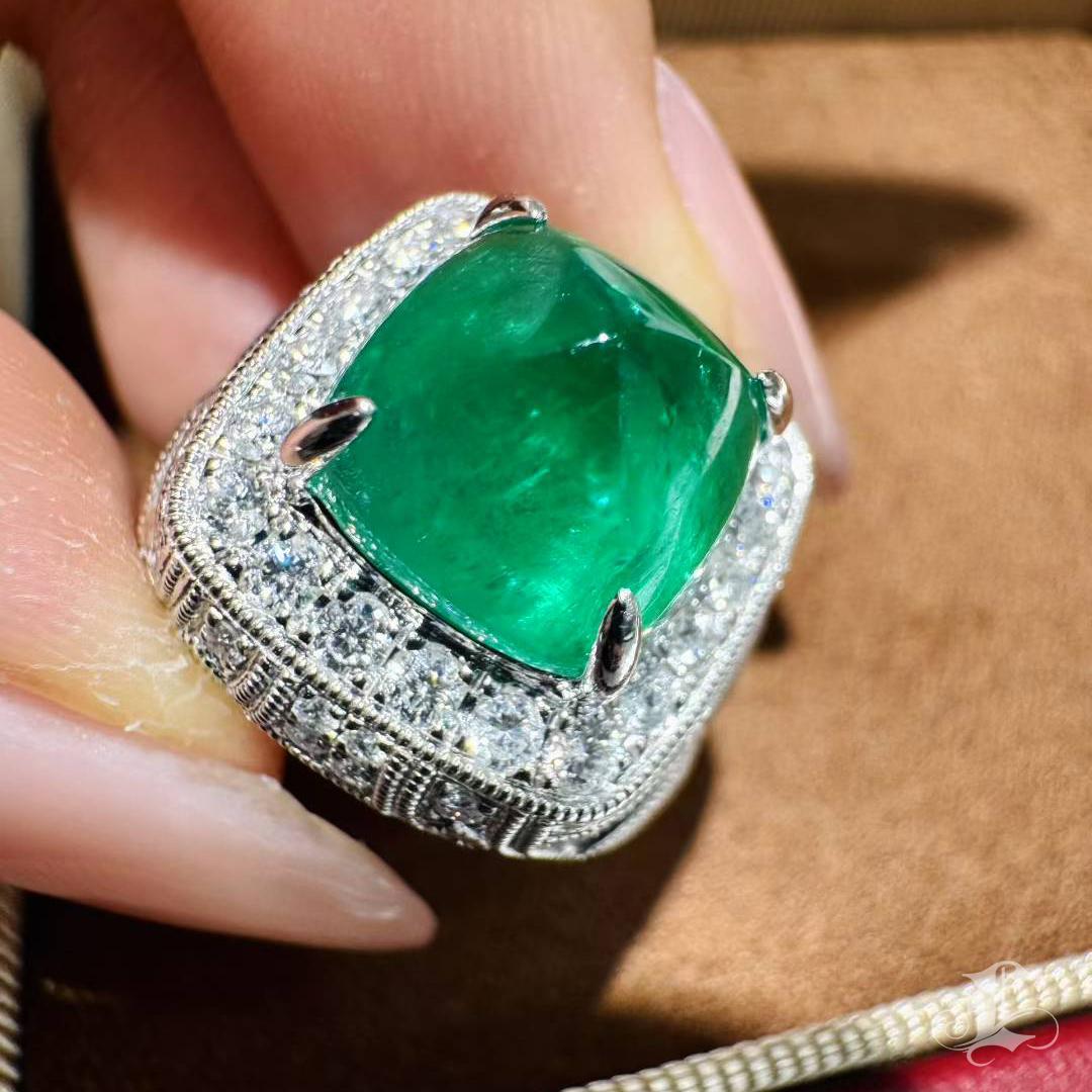 Anello a cupola con smeraldo a cuscino da 4,53 ct in vendita 2