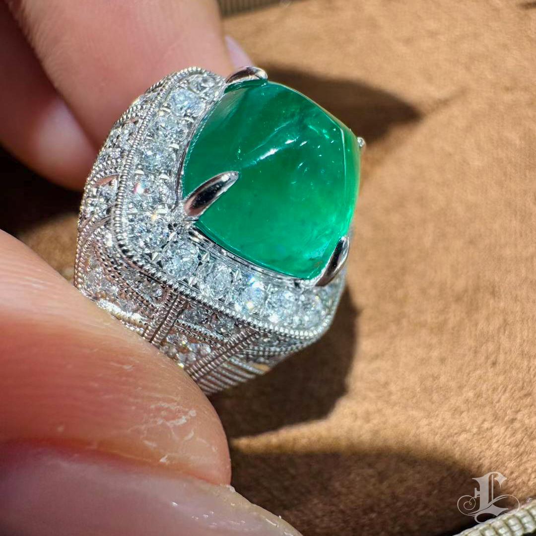 Anello a cupola con smeraldo a cuscino da 4,53 ct in vendita 3