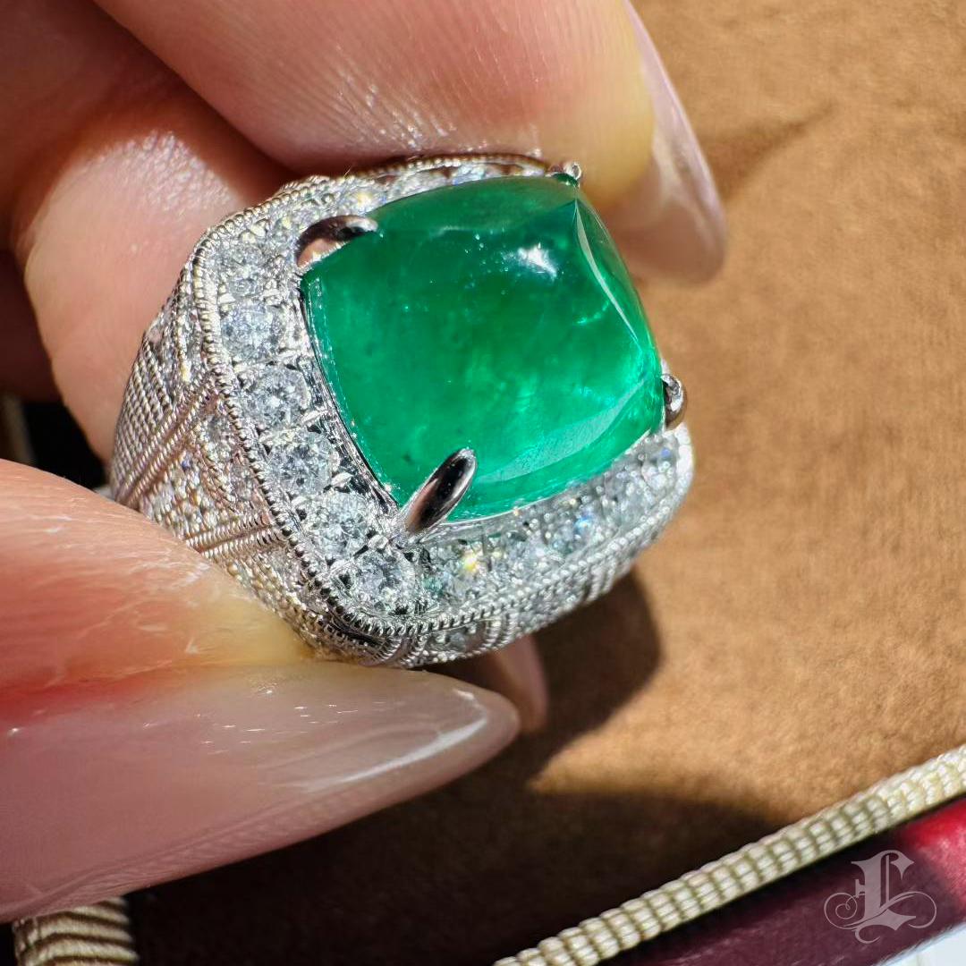 Anello a cupola con smeraldo a cuscino da 4,53 ct in vendita 4