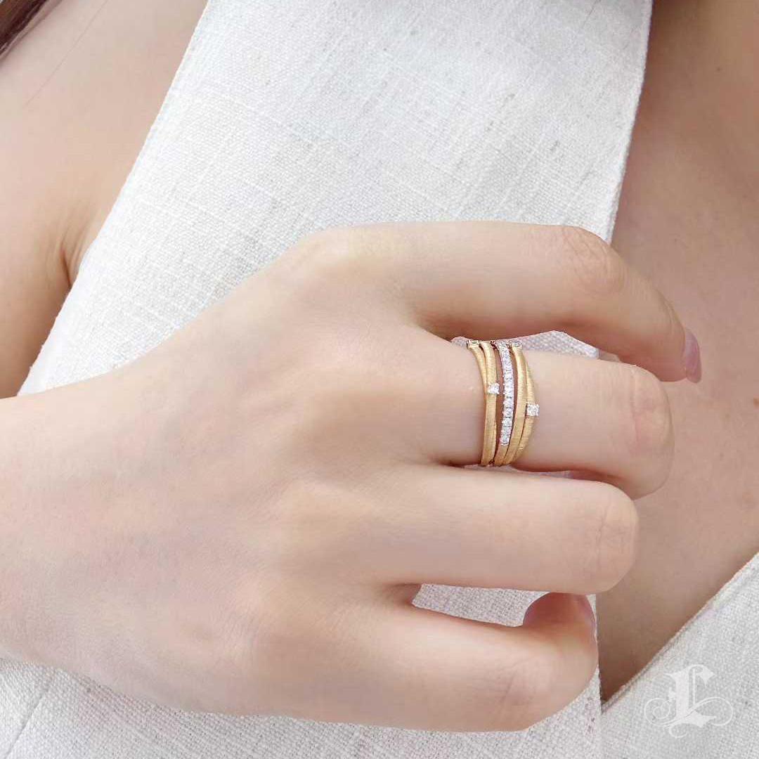 【Énigma】Italienischer Matte Gold Flow Ring mit 0,25ct Diamanten in 18K im Zustand „Neu“ im Angebot in New York, NY