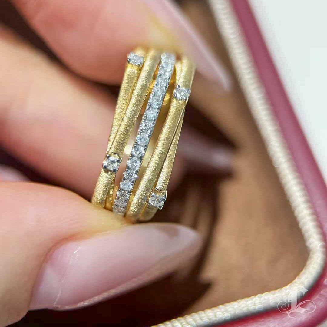 【Énigma】Italienischer Matte Gold Flow Ring mit 0,25ct Diamanten in 18K im Angebot 2