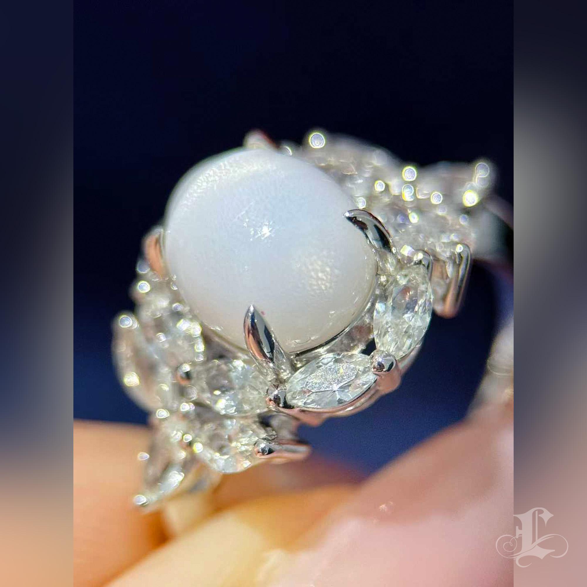 【Énigma】Ivory Bloom 3,57ct Riesenmuschel Perle & Weißer Saphir Ring im Angebot 5