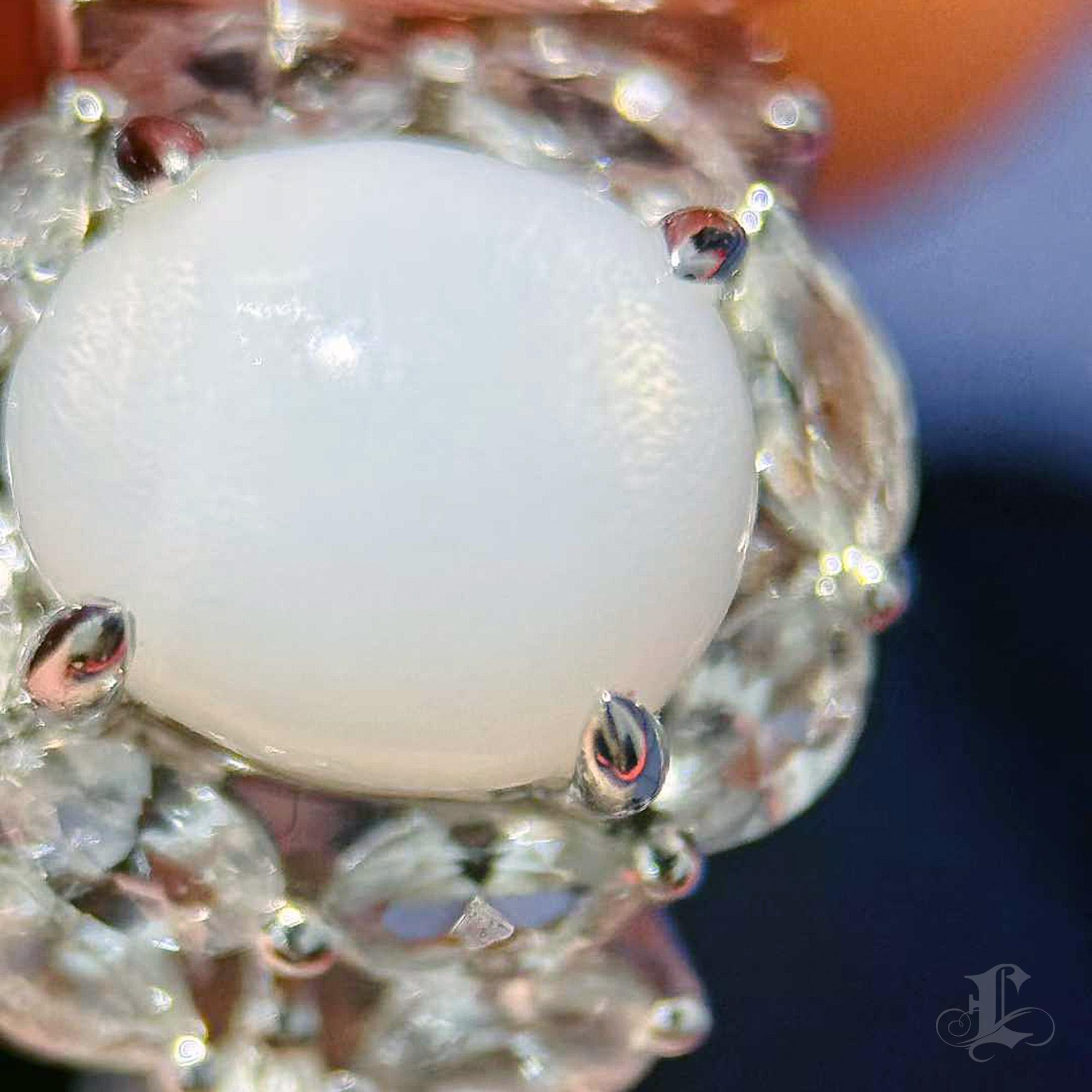 【Énigma】Ivory Bloom 3,57ct Riesenmuschel Perle & Weißer Saphir Ring im Zustand „Neu“ im Angebot in New York, NY