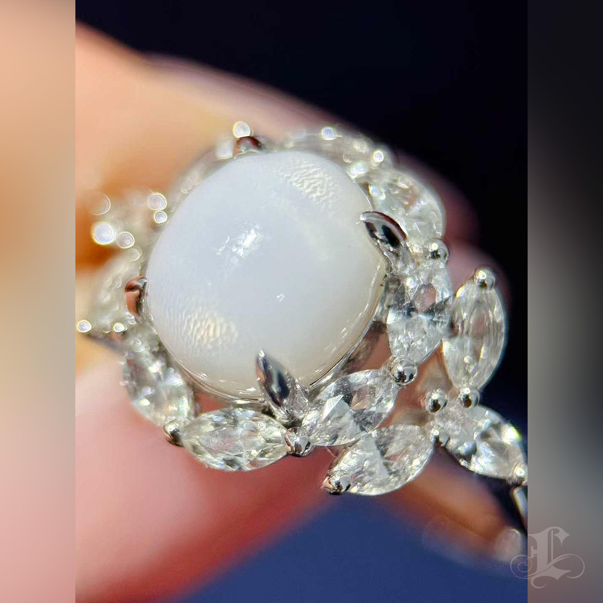 【Énigma】Ivory Bloom 3,57ct Riesenmuschel Perle & Weißer Saphir Ring Damen im Angebot