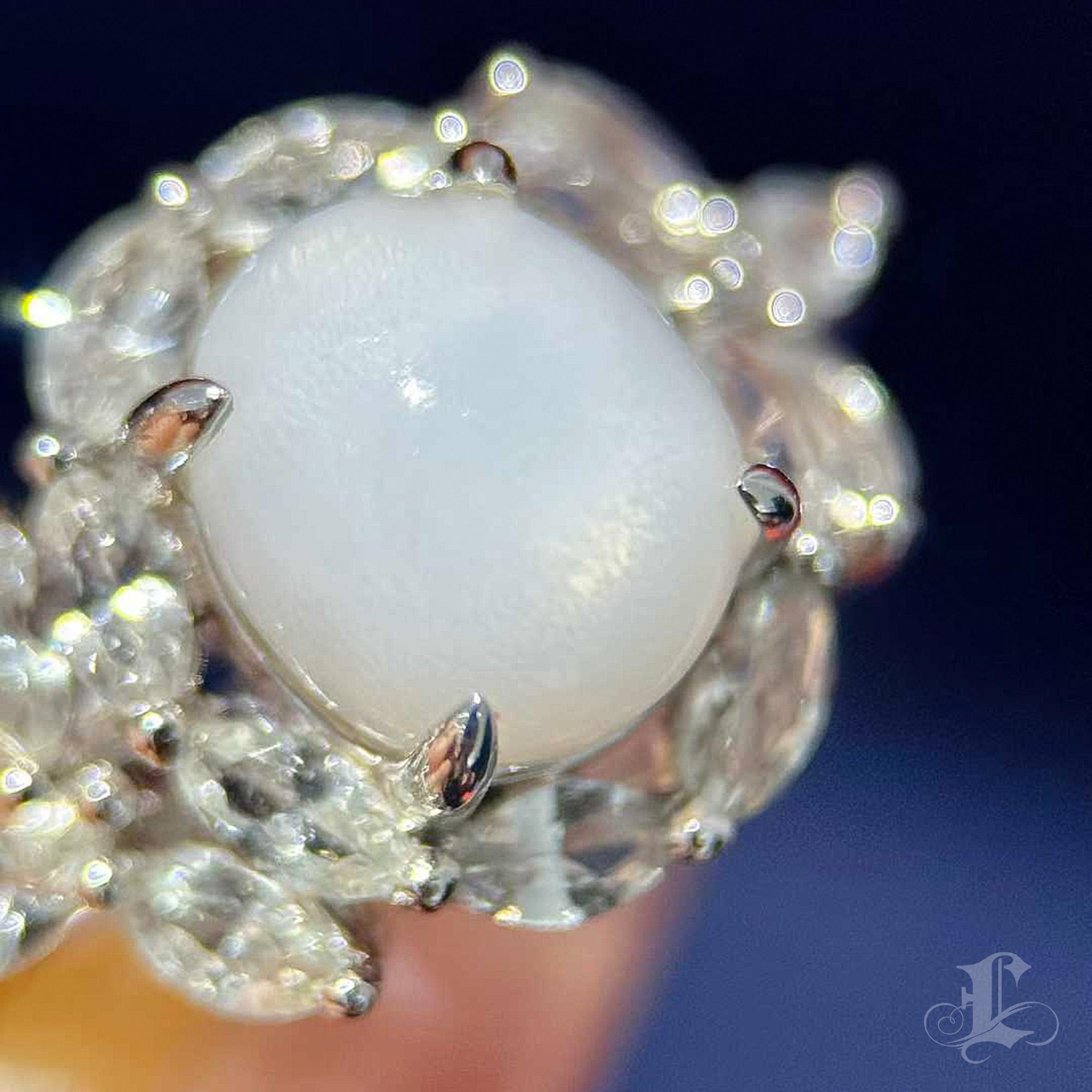 【Énigma】Ivory Bloom 3,57ct Riesenmuschel Perle & Weißer Saphir Ring im Angebot 2