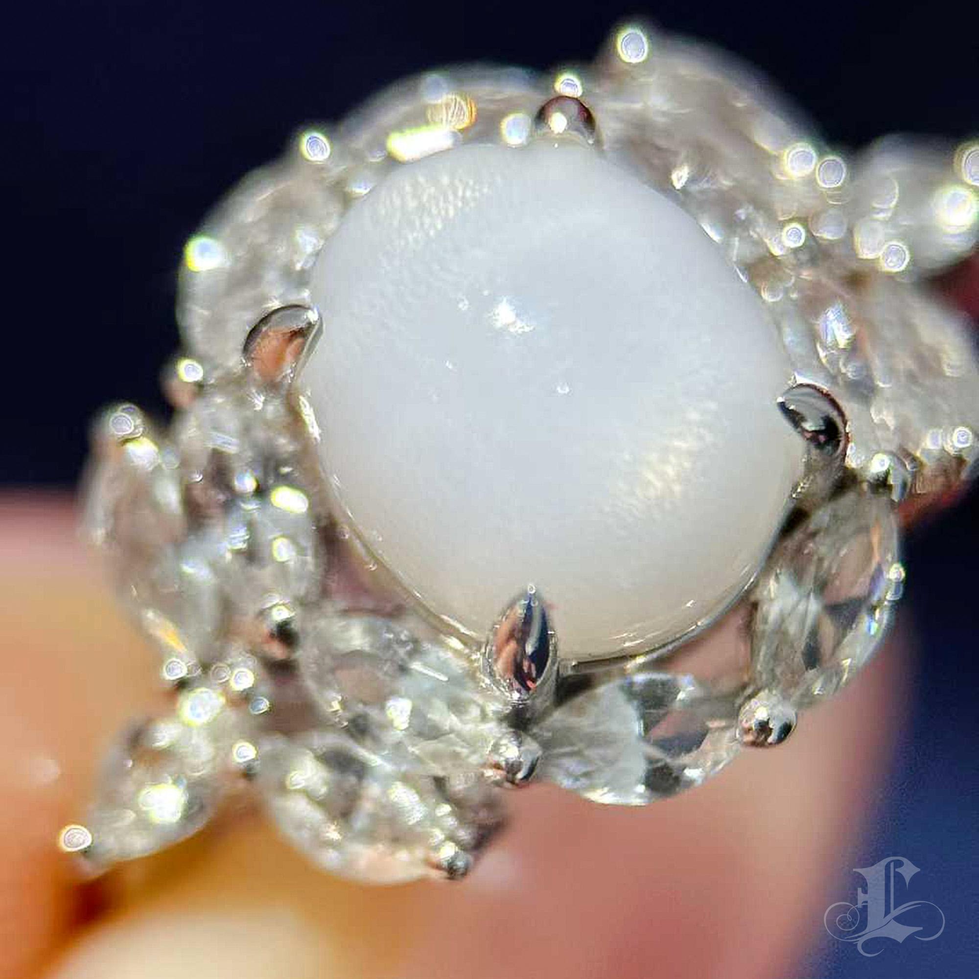 【Énigma】Ivory Bloom 3,57ct Riesenmuschel Perle & Weißer Saphir Ring im Angebot 3