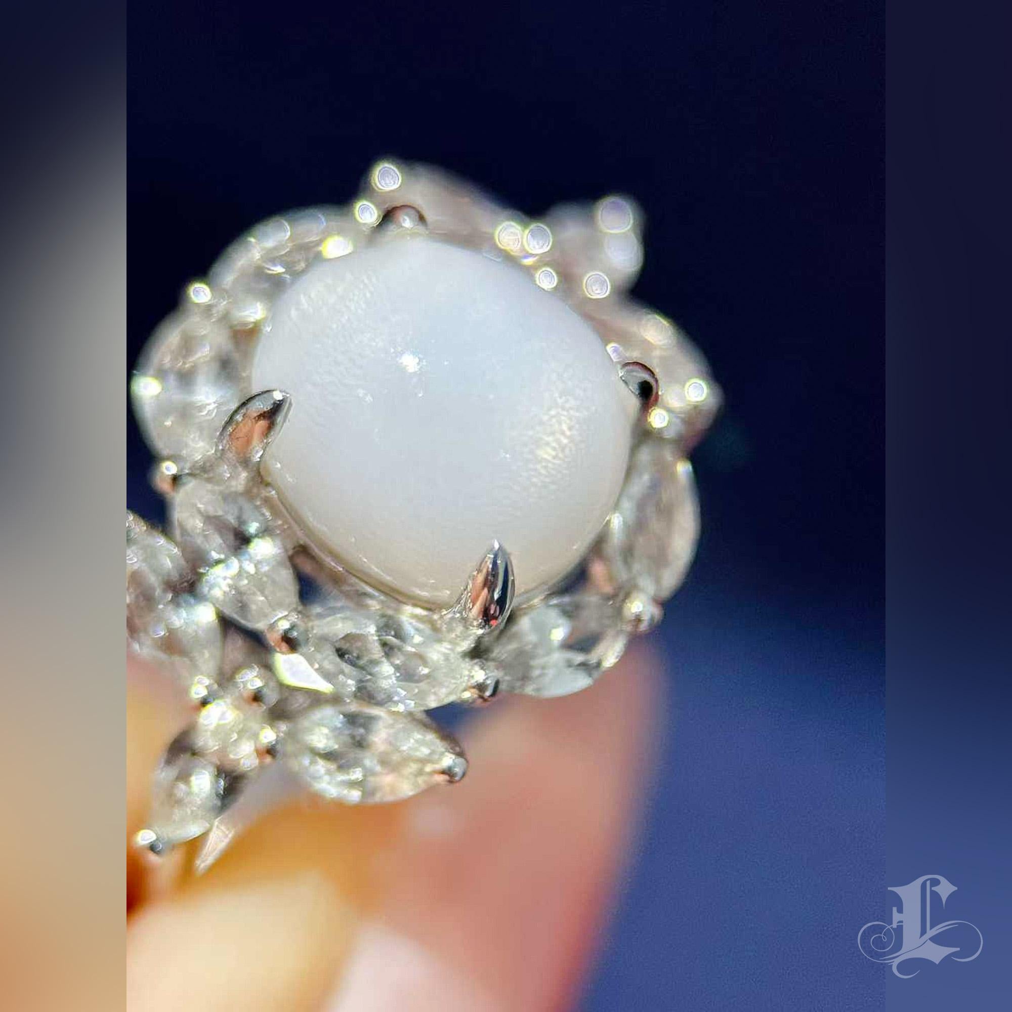 【Énigma】Ivory Bloom 3,57ct Riesenmuschel Perle & Weißer Saphir Ring im Angebot 4
