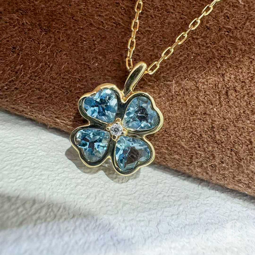 【Énigma】Lucky Clover Heart-Cut Aquamarine & Diamond 18k Gold Necklace Neuf - En vente à New York, NY