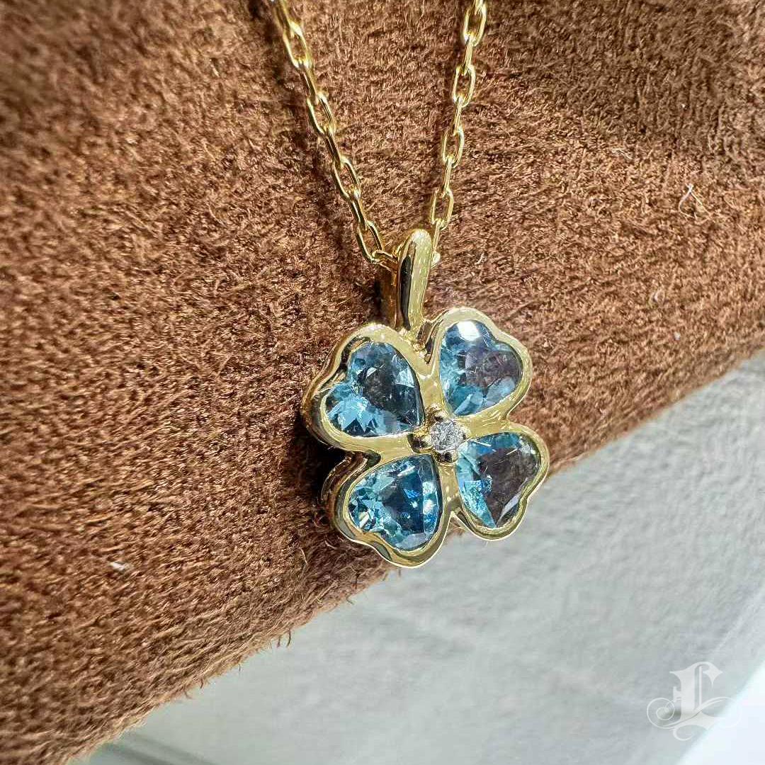 【Énigma】Lucky Clover Heart-Cut Aquamarine & Diamond 18k Gold Necklace Pour femmes en vente