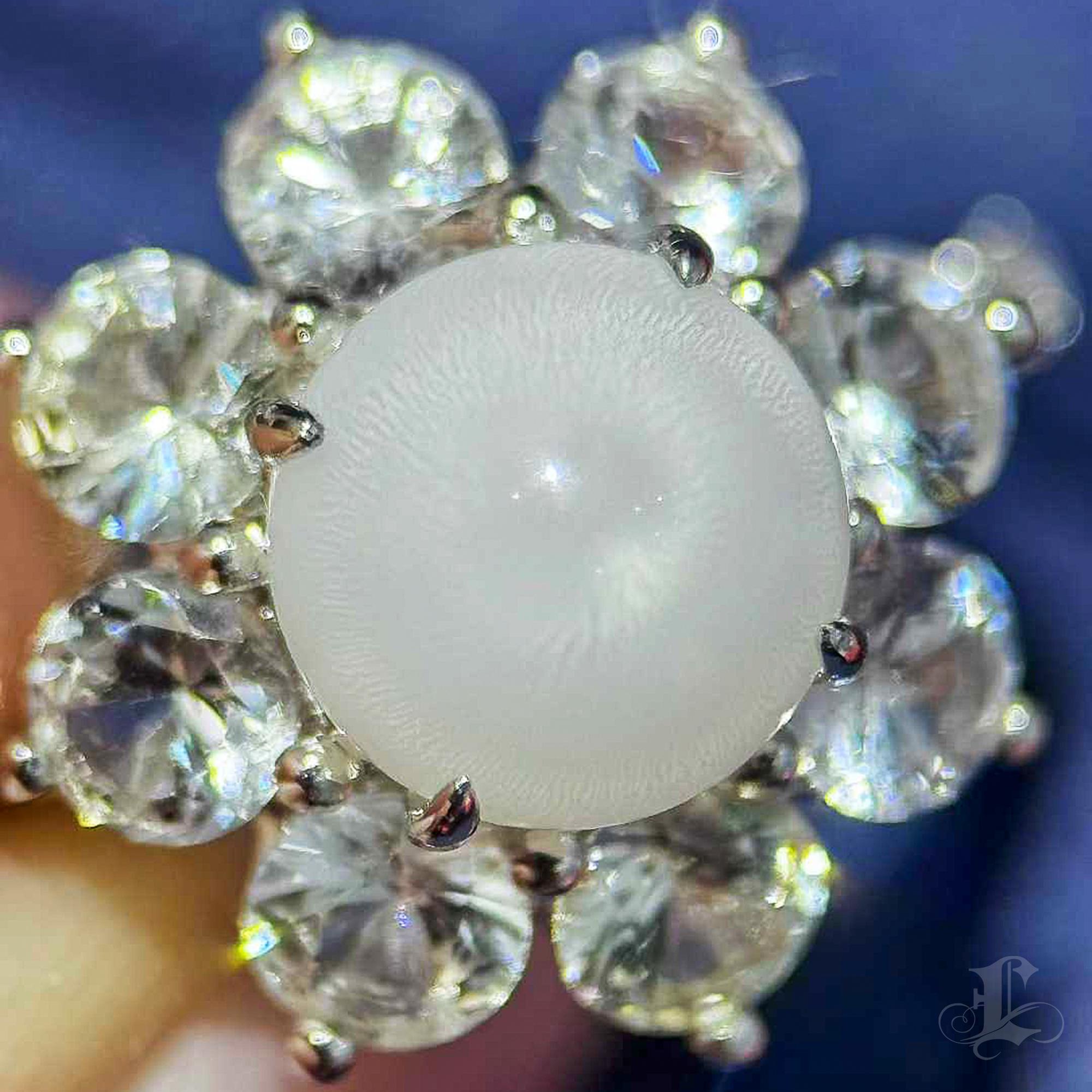 【Énigma】Lunaria Halo Riesenmuschel Perle & Weißer Saphir Ring im Zustand „Neu“ im Angebot in New York, NY