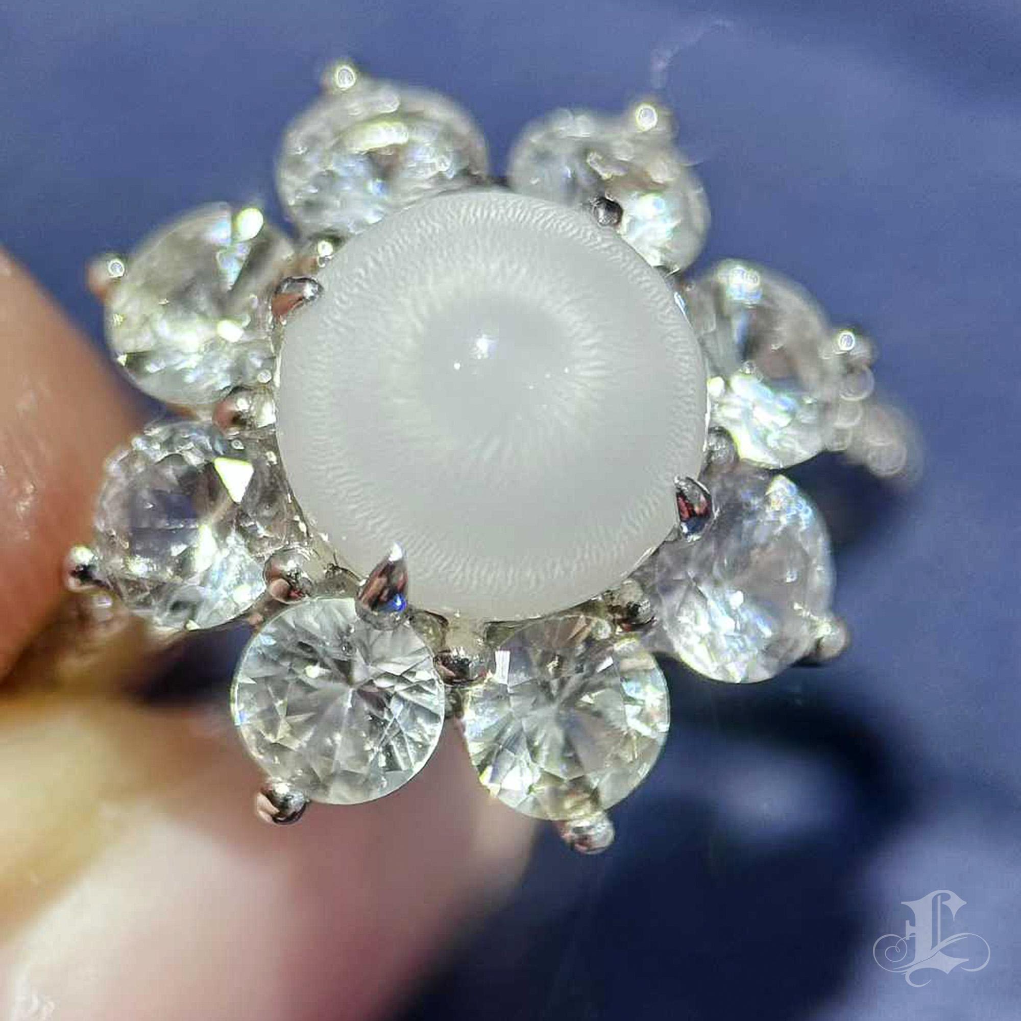【Énigma】Lunaria Halo Riesenmuschel Perle & Weißer Saphir Ring im Angebot 2