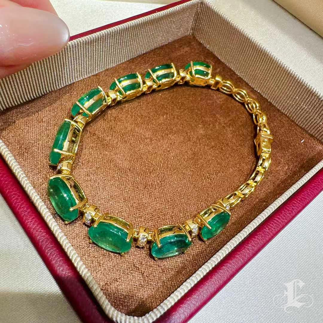 【Énigma】Majestic Emerald Bracelet — 23.78ct Vivid Green Emeralds with Diamonds For Sale 5