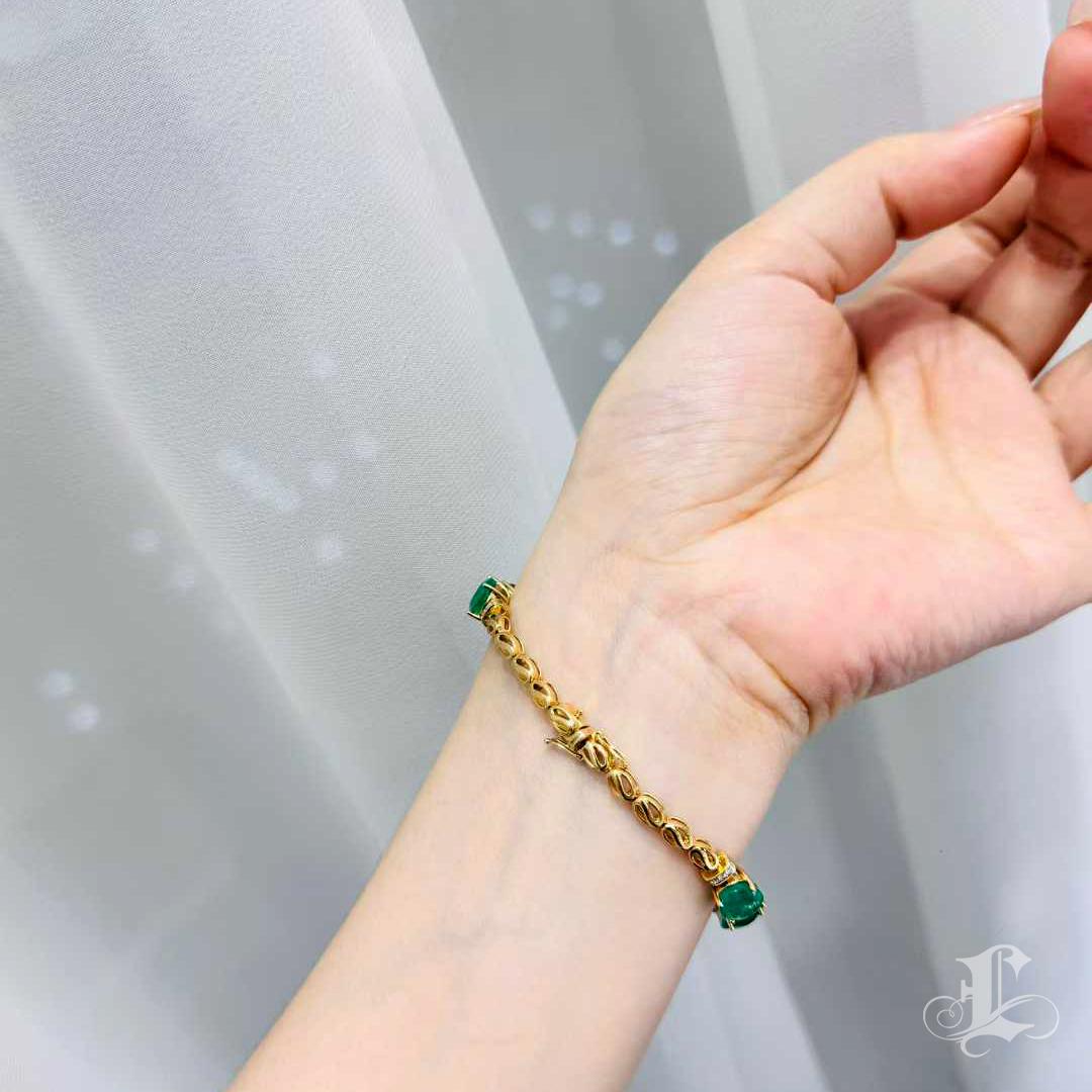 【Énigma】Majestic Emerald Bracelet — 23.78ct Vivid Green Emeralds with Diamonds In New Condition For Sale In New York, NY