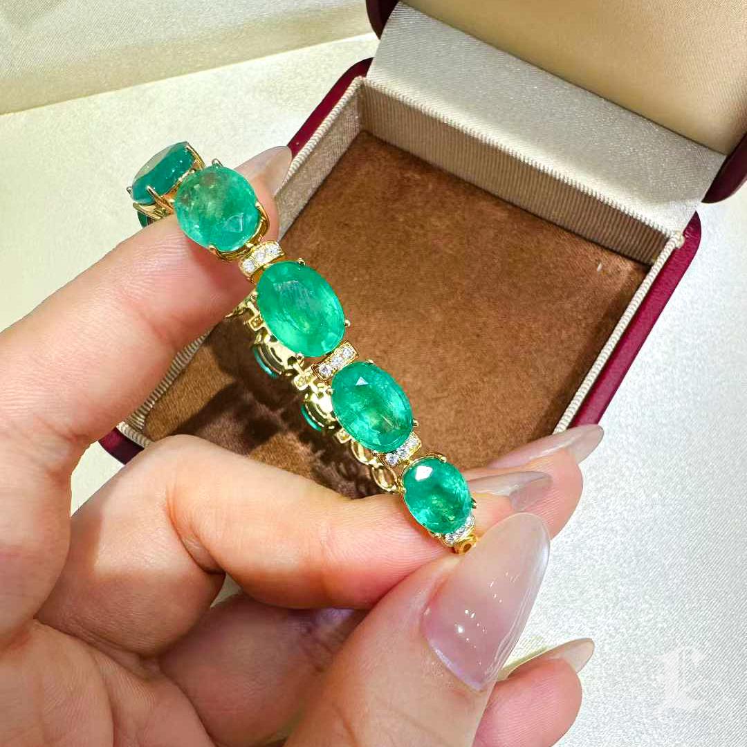 【Énigma】Majestic Emerald Bracelet — 23.78ct Vivid Green Emeralds with Diamonds For Sale 1