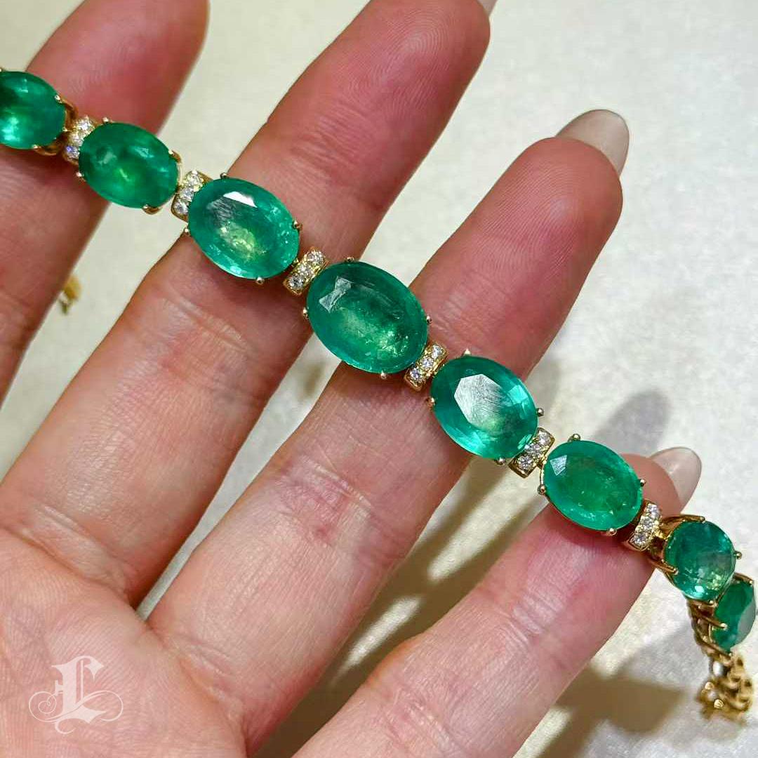 【Énigma】Majestic Emerald Bracelet — 23.78ct Vivid Green Emeralds with Diamonds For Sale 3