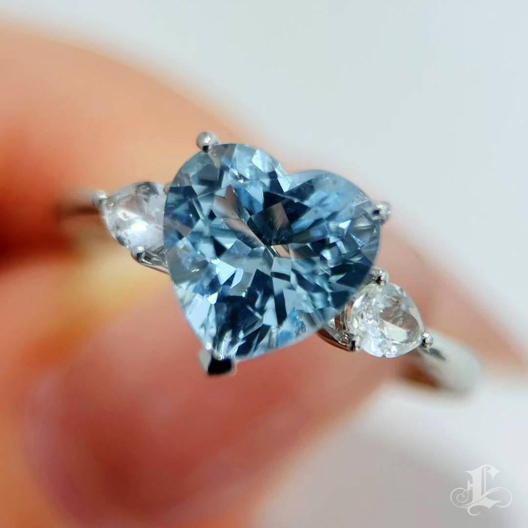 【Énigma】Ocean Heartbeat Santa Maria Aquamarine Platinum Ring In New Condition For Sale In New York, NY