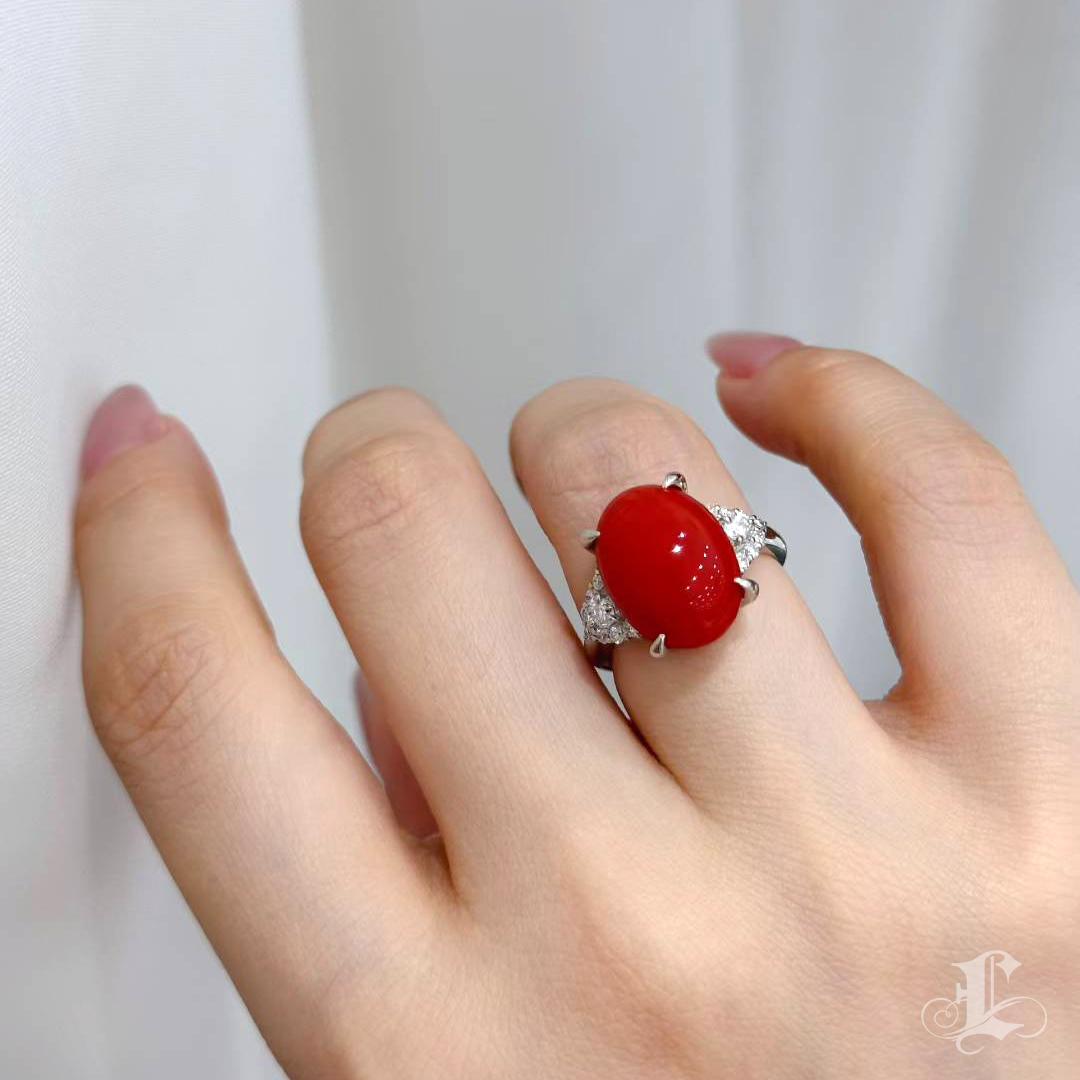 【Énigma】Único cabujón de coral japonés Aka y anillo de diamantes en platino Corte redondo en venta
