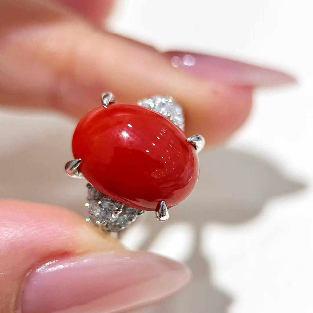 【Énigma】Único cabujón de coral japonés Aka y anillo de diamantes en platino en Nuevo estado para la venta en New York, NY