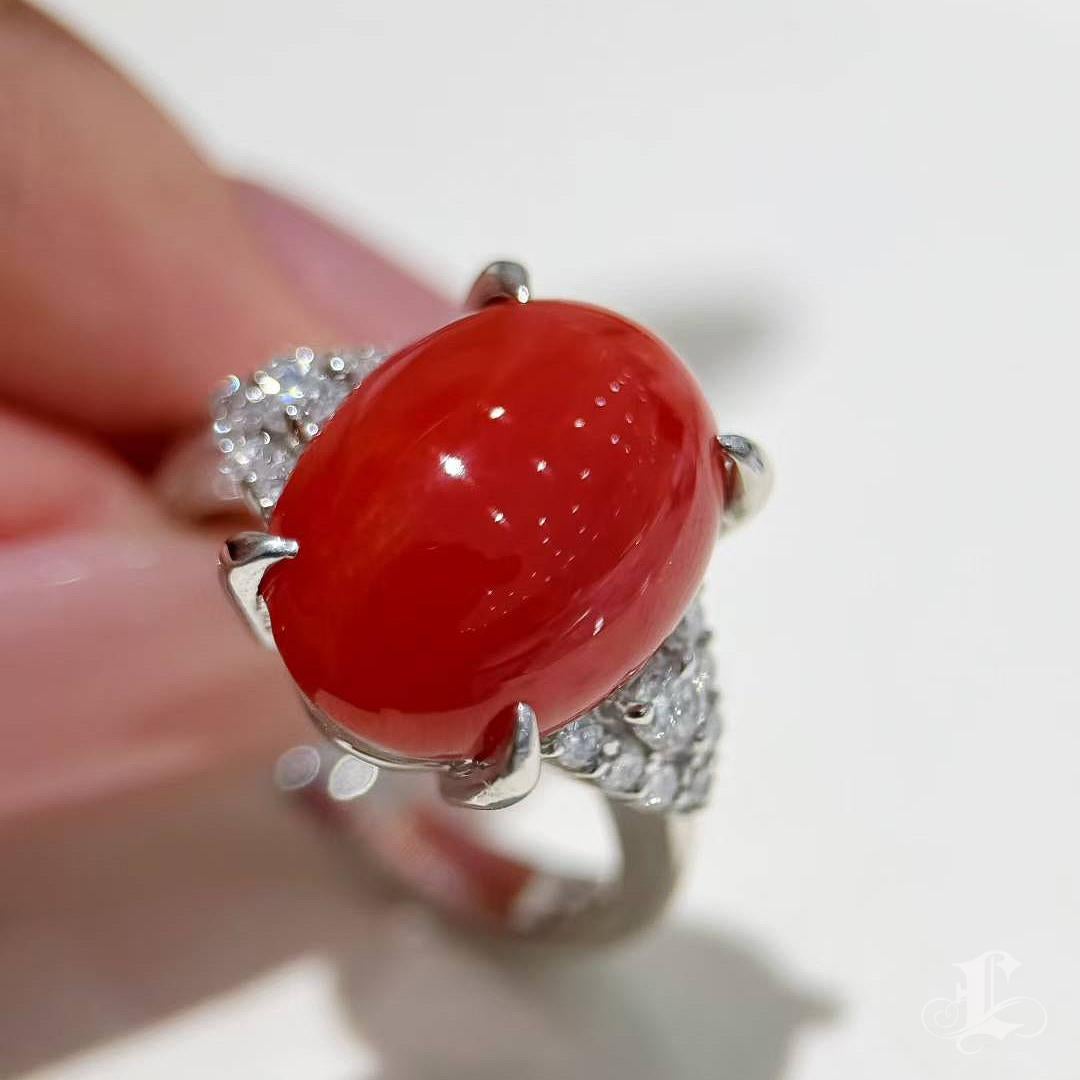 De las mujeres 【Énigma】Único cabujón de coral japonés Aka y anillo de diamantes en platino en venta