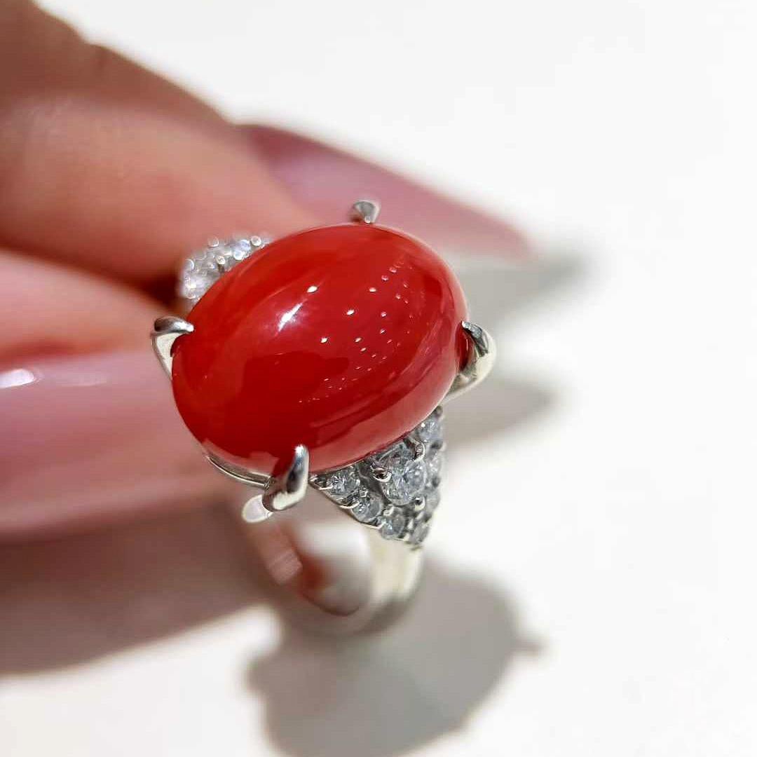 【Énigma】Único cabujón de coral japonés Aka y anillo de diamantes en platino en venta 1
