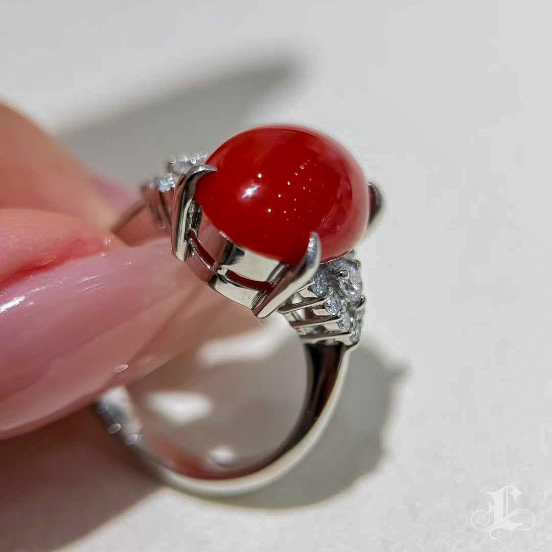 【Énigma】Único cabujón de coral japonés Aka y anillo de diamantes en platino en venta 3