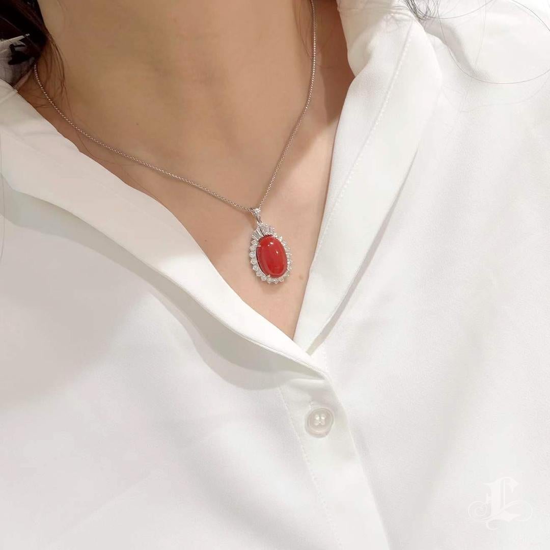 Taglio ovale Solo un corallo di sangue di bue naturale e un ciondolo di platino con diamante da 1,09 carati. in vendita
