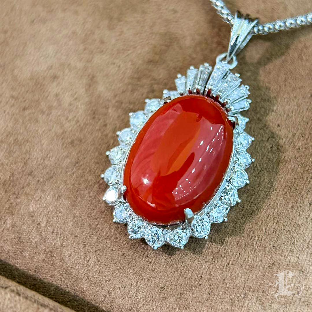 Solo un corallo di sangue di bue naturale e un ciondolo di platino con diamante da 1,09 carati. In condizioni Nuovo in vendita a New York, NY