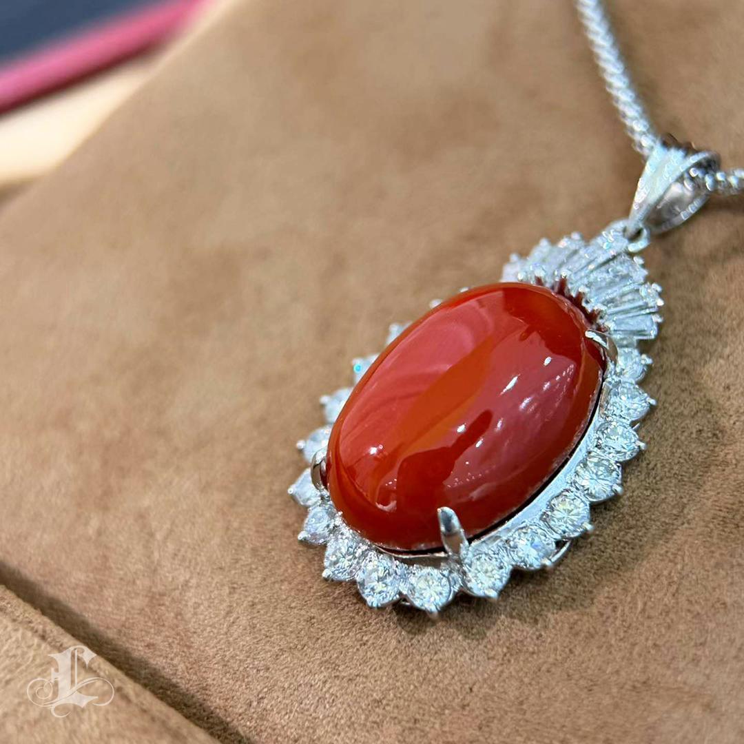 Donna Solo un corallo di sangue di bue naturale e un ciondolo di platino con diamante da 1,09 carati. in vendita