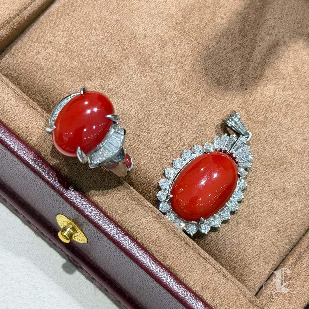 Solo un corallo di sangue di bue naturale e un ciondolo di platino con diamante da 1,09 carati. in vendita 1