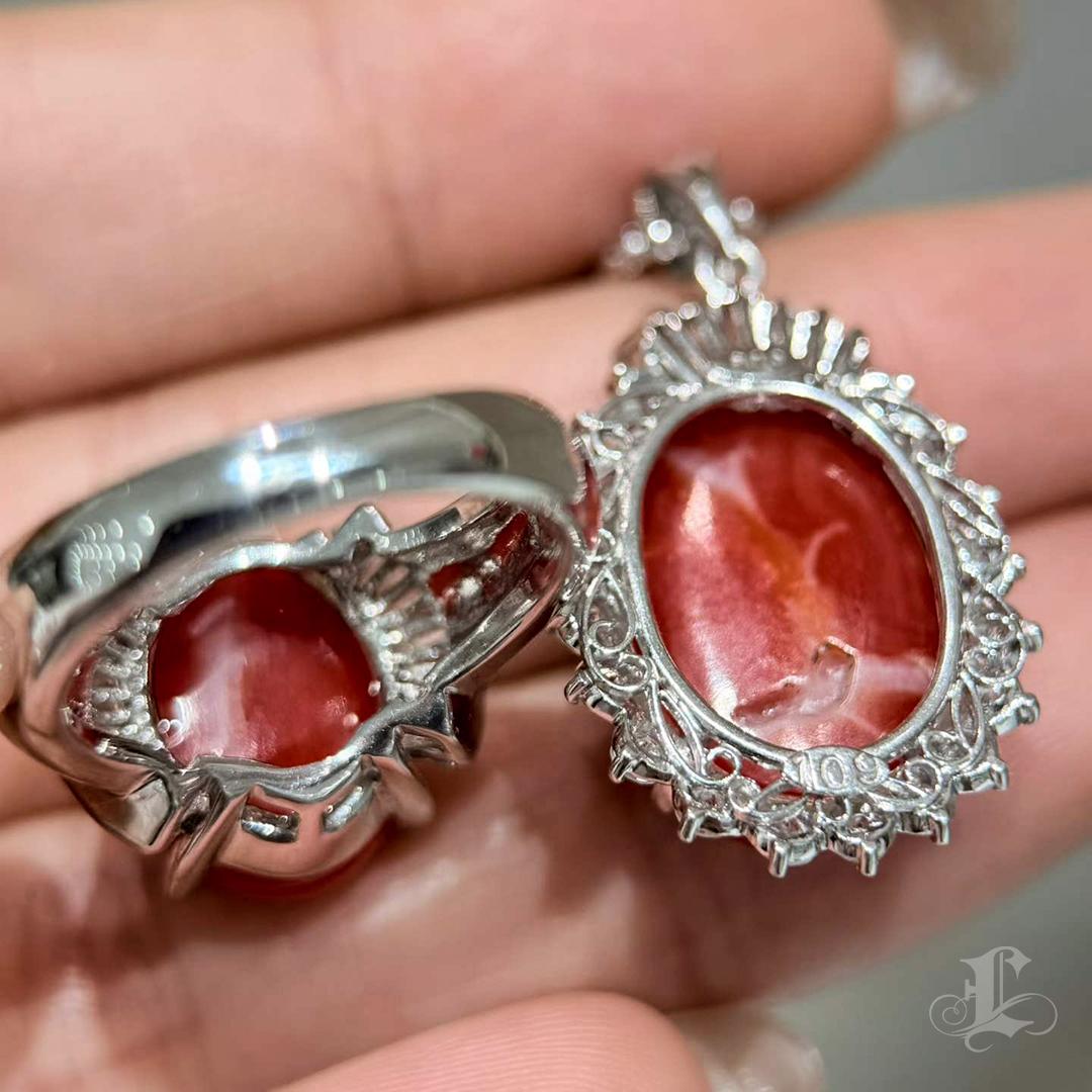 Solo un corallo di sangue di bue naturale e un ciondolo di platino con diamante da 1,09 carati. in vendita 2