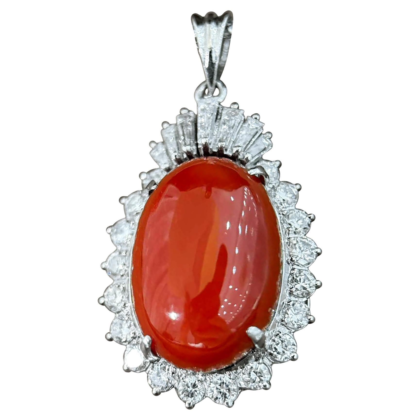 Solo un corallo di sangue di bue naturale e un ciondolo di platino con diamante da 1,09 carati.