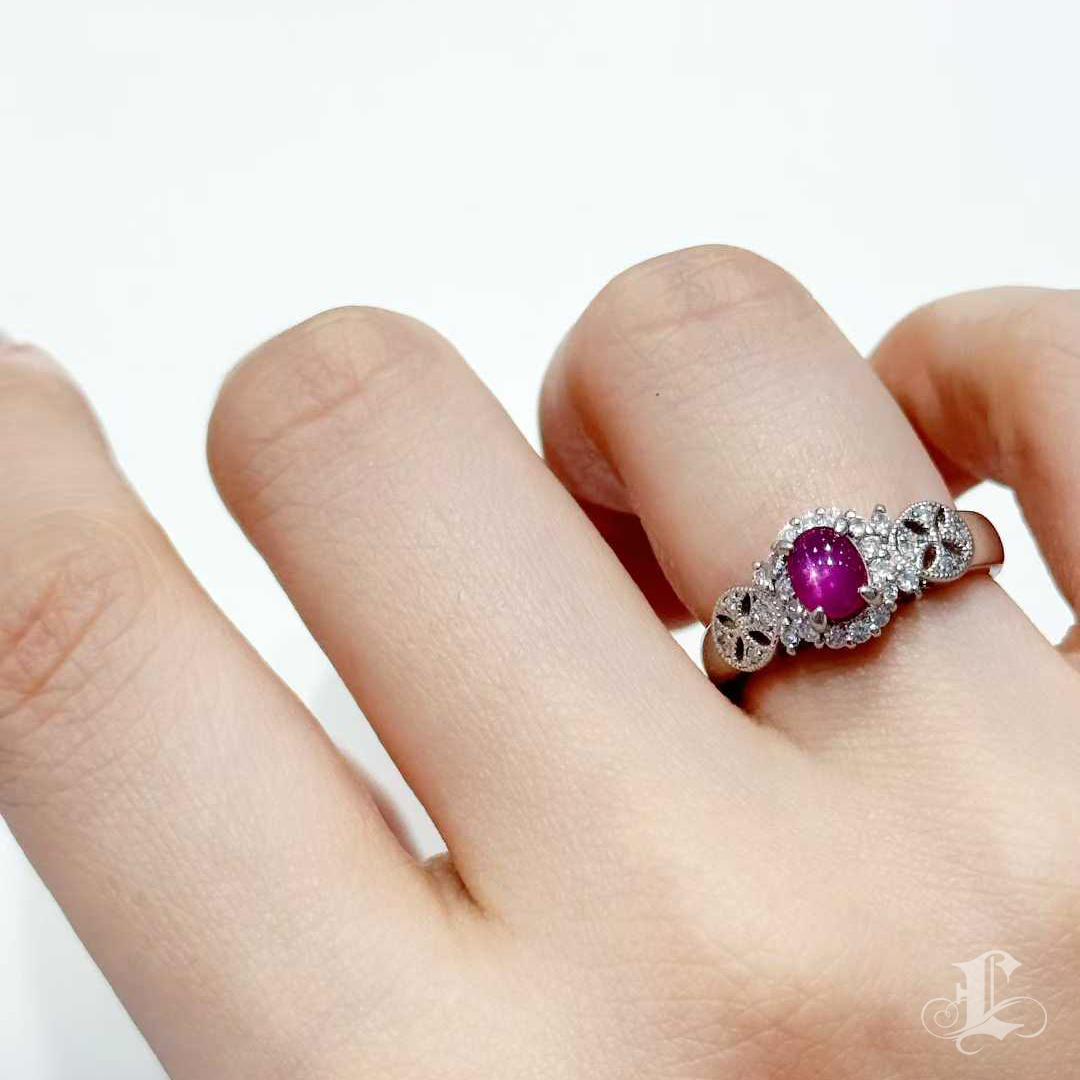 【Énigma】Platin Stern Rubin & Diamant Ring, 1.04ct Ungehärteter Cabochon im Zustand „Neu“ im Angebot in New York, NY