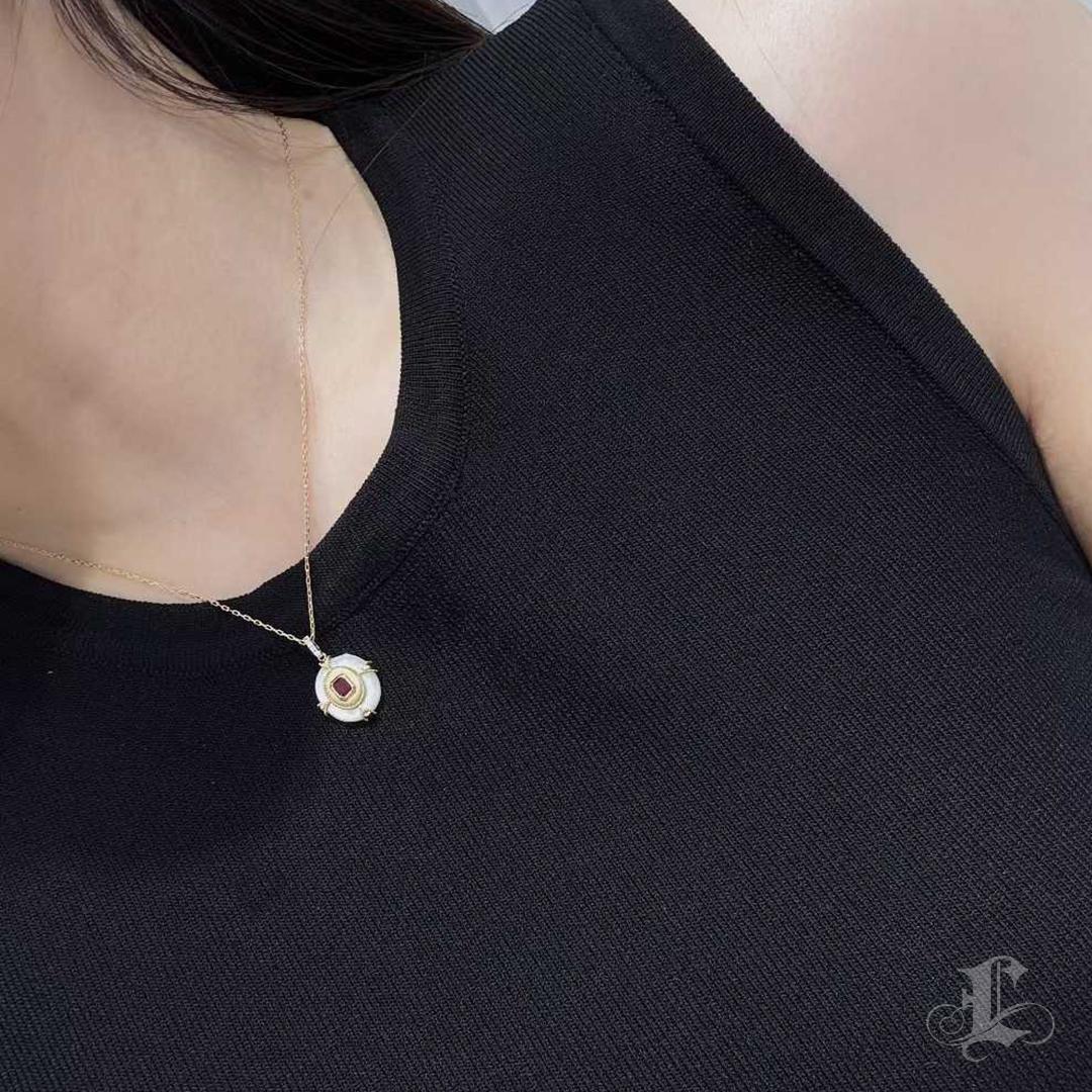 Taille émeraude 【Énigma】Red Orbit - Collier médaillon en rubis et nacre en vente