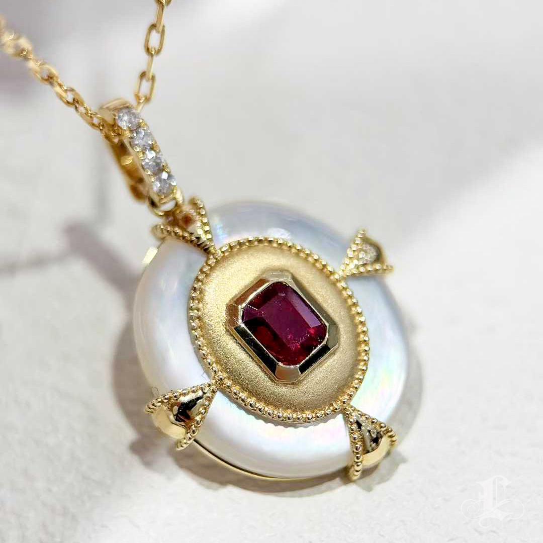 【Énigma】Red Orbit - Collier médaillon en rubis et nacre Neuf - En vente à New York, NY