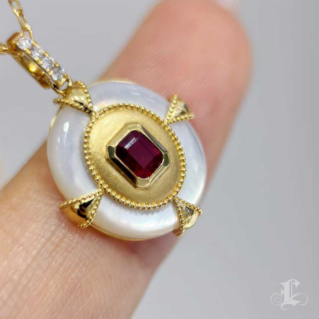【Énigma】Red Orbit - Collier médaillon en rubis et nacre Pour femmes en vente