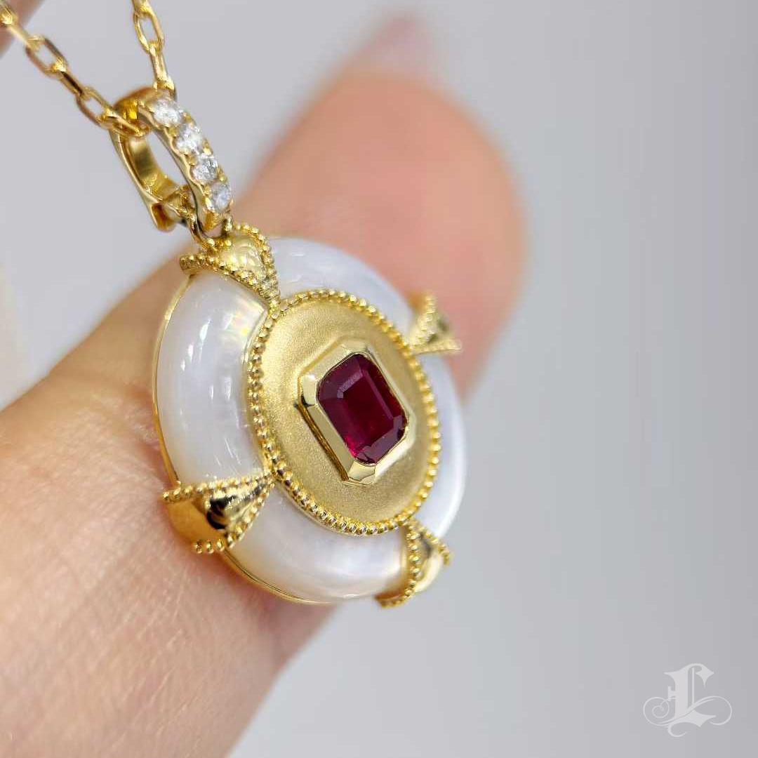 【Énigma】Red Orbit - Collier médaillon en rubis et nacre en vente 1