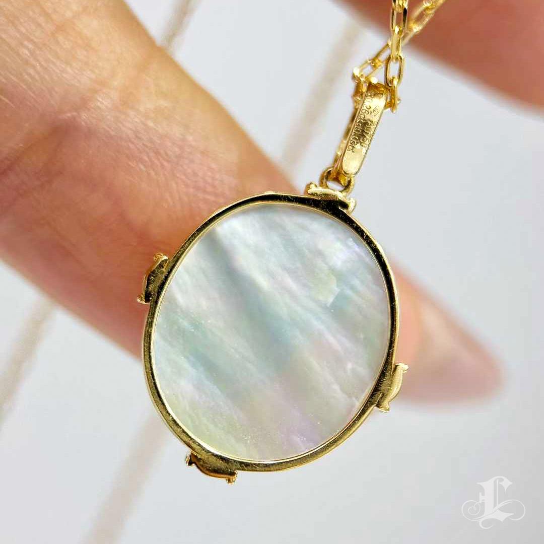 【Énigma】Red Orbit - Collier médaillon en rubis et nacre en vente 2